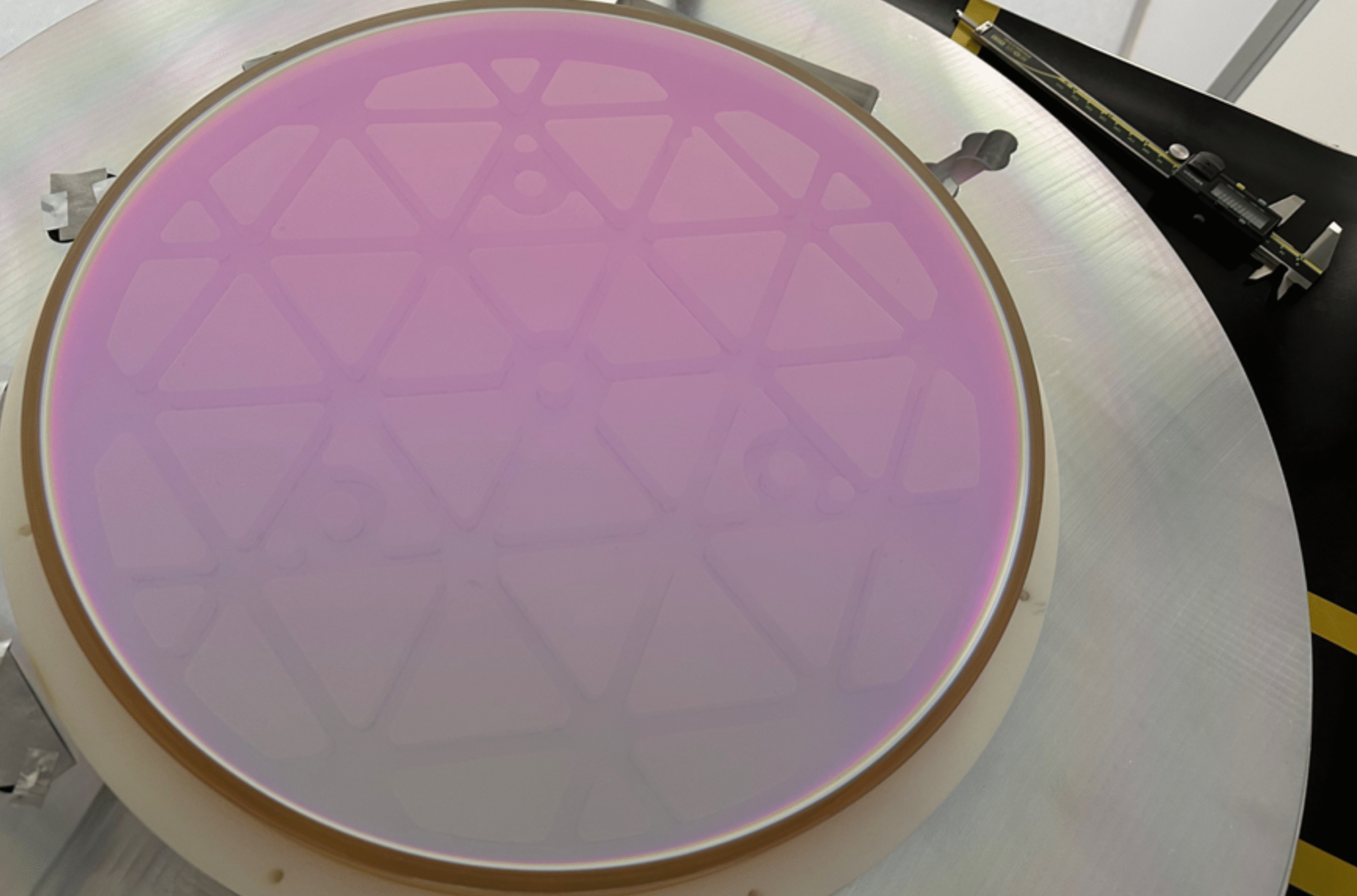 large-diameter optics (Ø 370 mm)